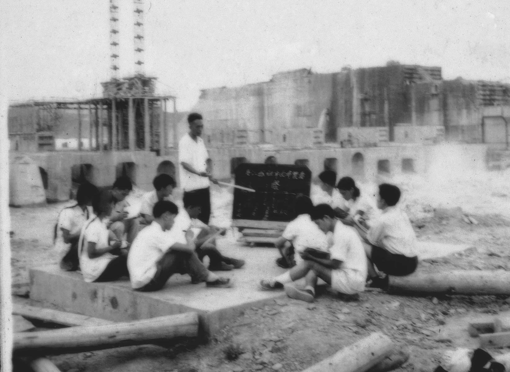 胡成义老师在丹江工地为学生进行现场教学（1960）
