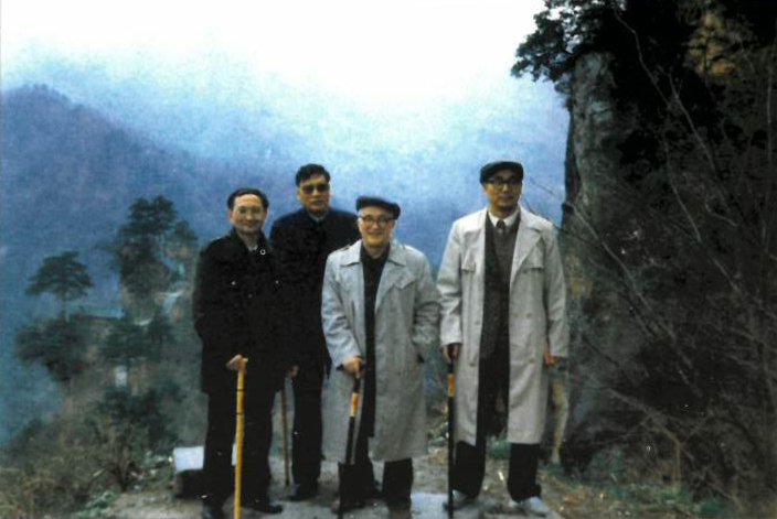 谢鉴衡院士查勘长江三峡（右二）
