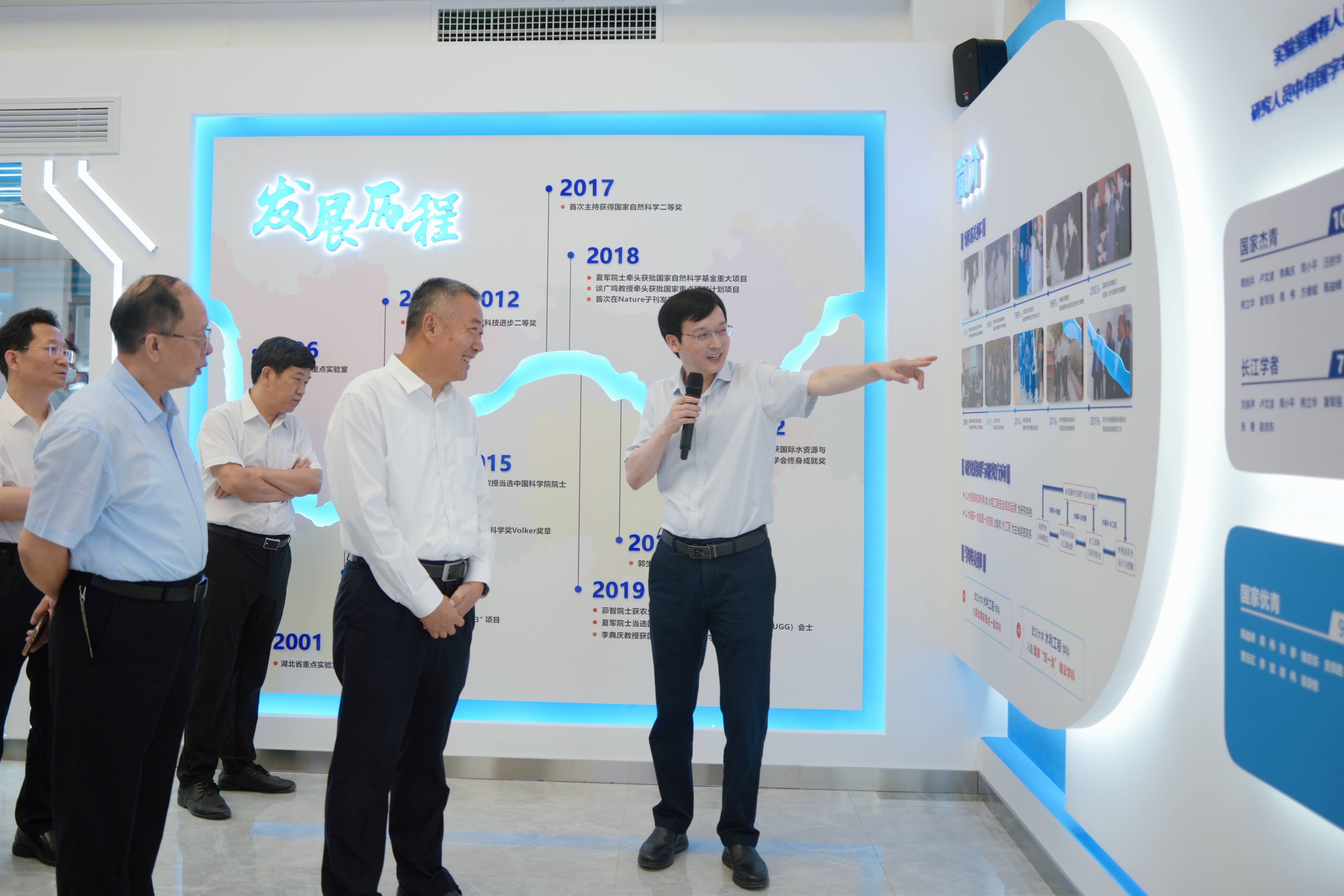 2022年，三峡集团董事长雷鸣山来访实验室